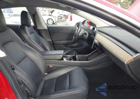 2018 Tesla Model 3 Long Range/Mid Range z USA, uszkodzony, nr VIN 5YJ3E1EA4JF030711